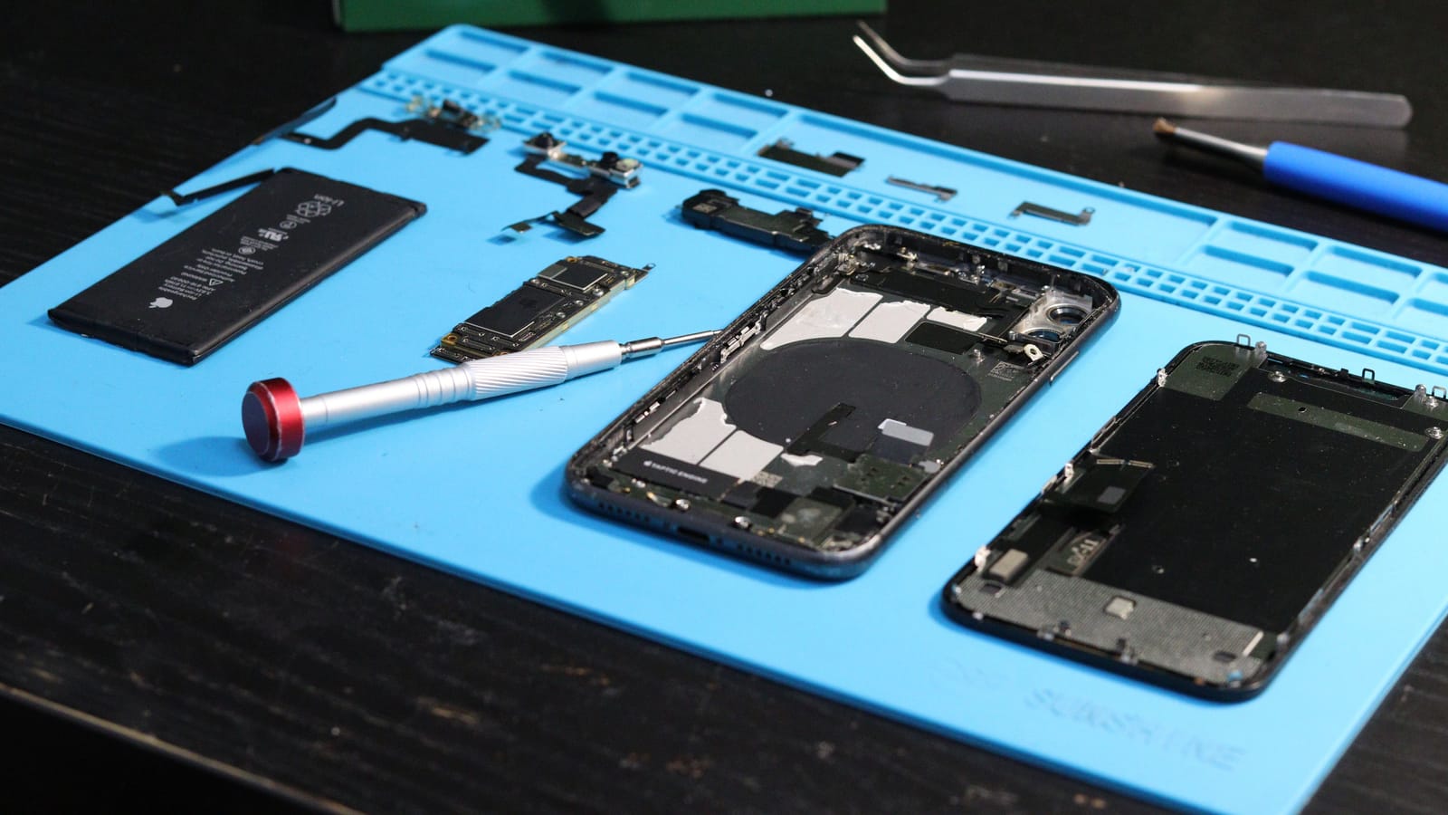 Doing your own screen and battery swap without wrecking the phone
