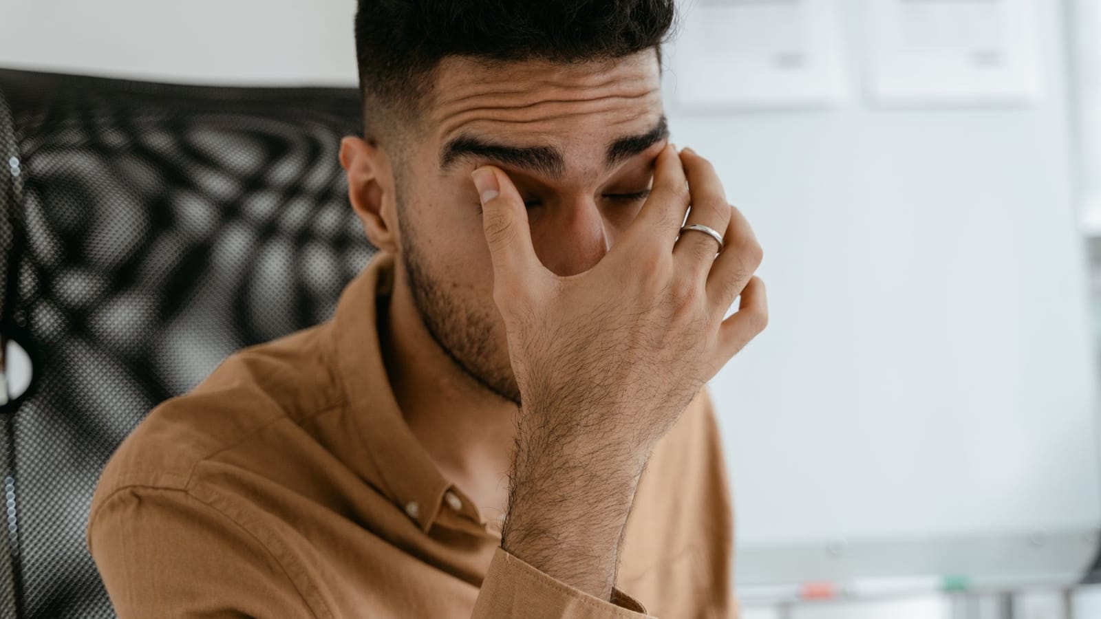 Dry, tired eyes from screens and AC, and what actually helps