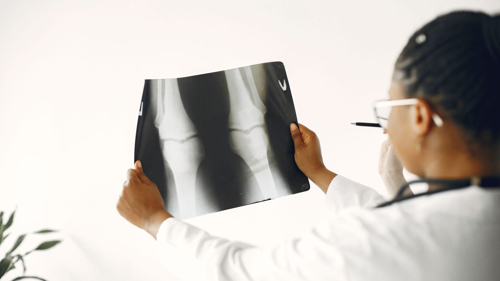Knee braces, shots and replacement in the order doctors try them