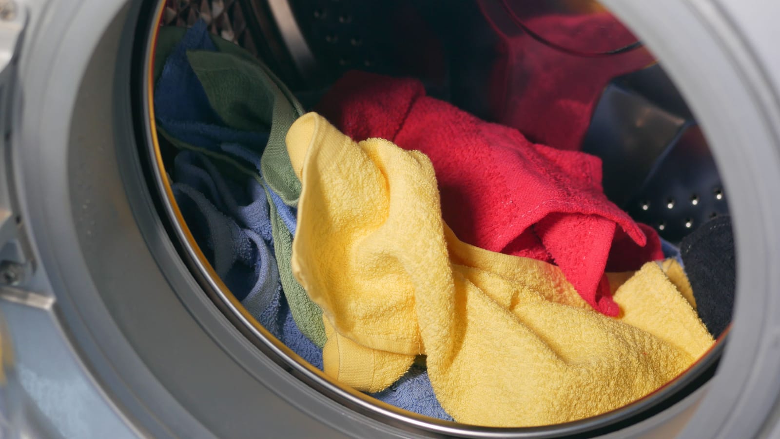 Why your gym shirt still stinks after you wash it